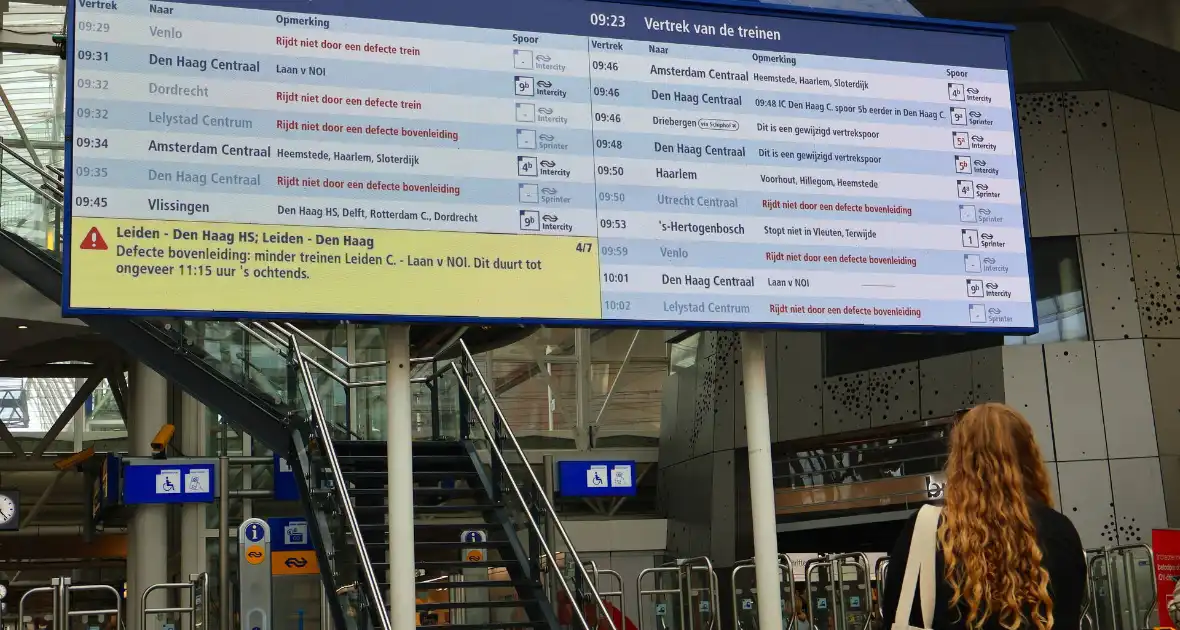 Defecte bovenleiding leidt tot grote vertragingen - Foto 12