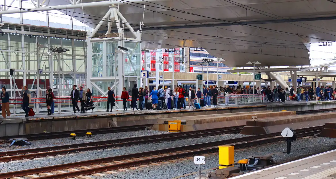 Defecte bovenleiding leidt tot grote vertragingen - Foto 4