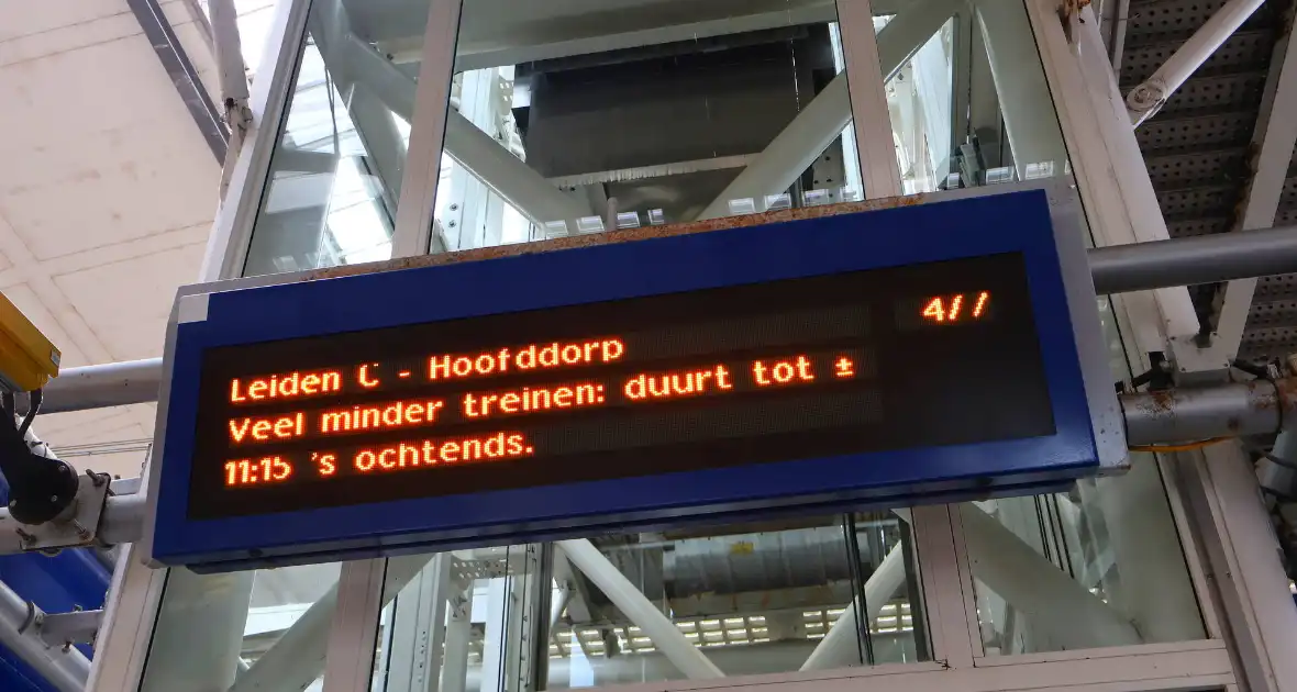 Defecte bovenleiding leidt tot grote vertragingen - Foto 7