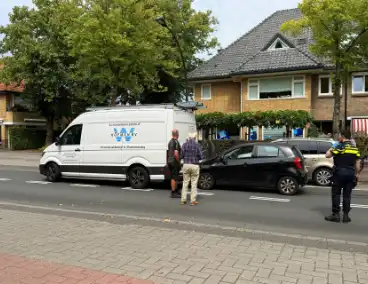 Aanrijding met letsel tussen auto en bestelbus