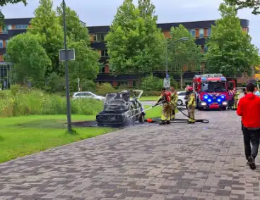 Auto in vlammen opgegaan