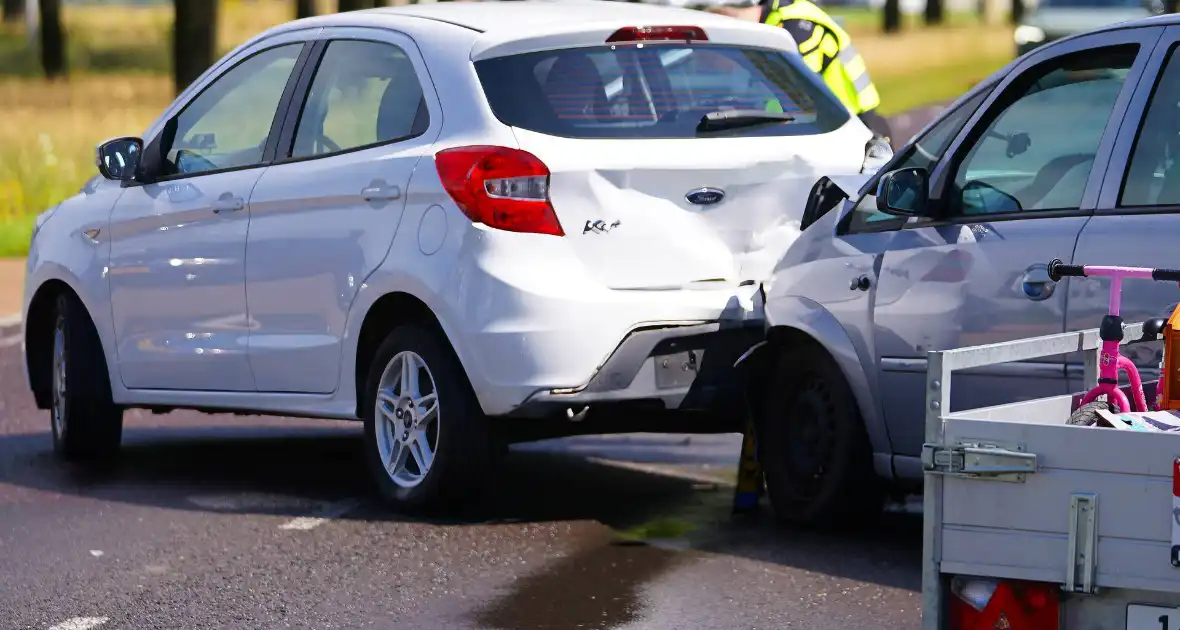 Flinke schade en gewonde bij botsing tussen twee auto's