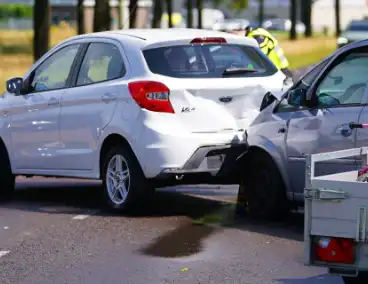 Flinke schade en gewonde bij botsing tussen twee auto's