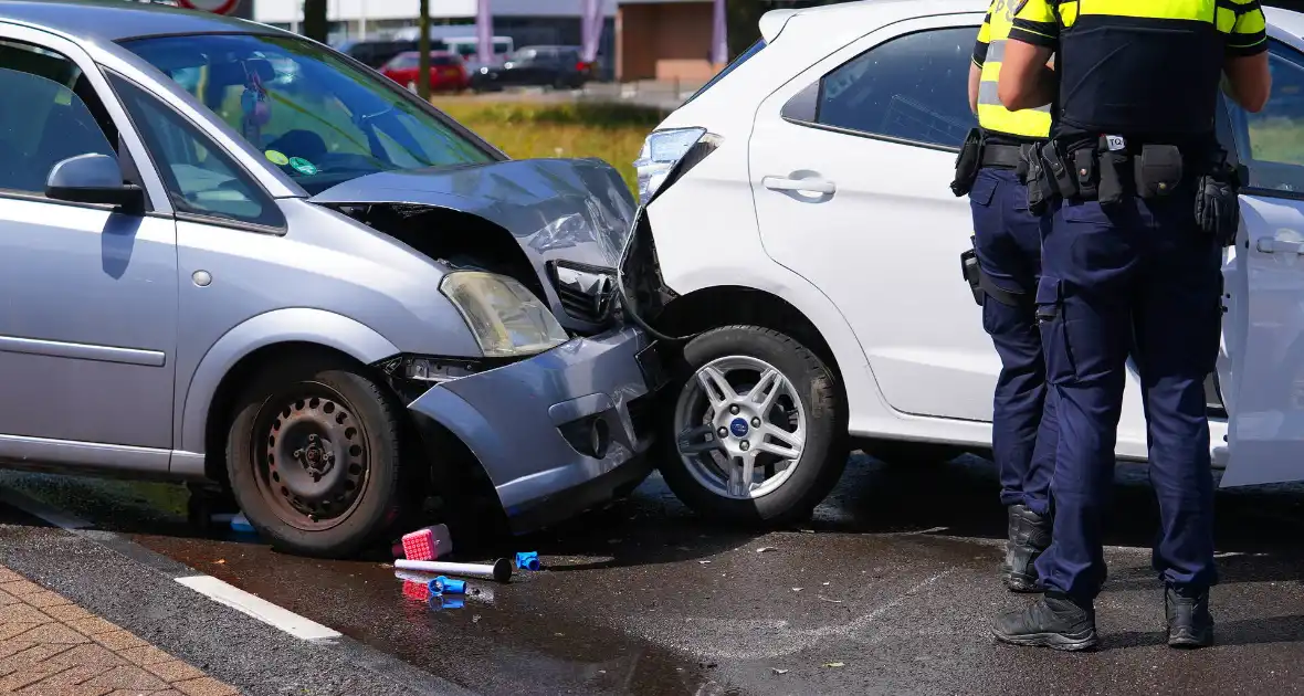 Flinke schade en gewonde bij botsing tussen twee auto's - Foto 1