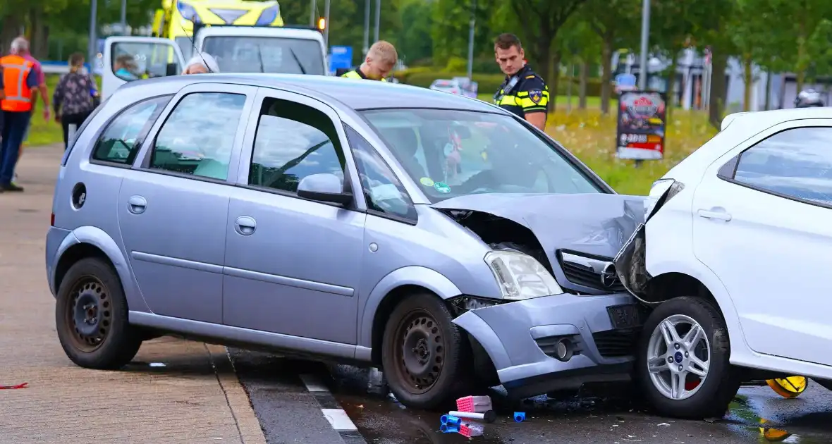 Flinke schade en gewonde bij botsing tussen twee auto's - Foto 2
