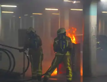 Containerbrand leidt tot schade in parkeergarage