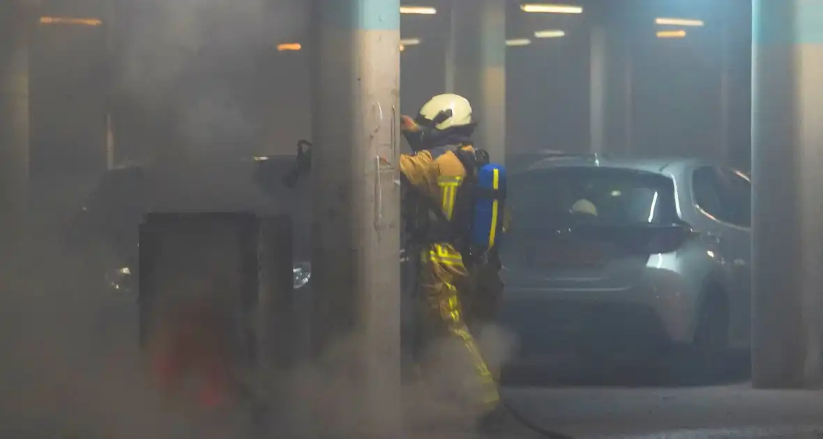 Containerbrand leidt tot schade in parkeergarage - Foto 1