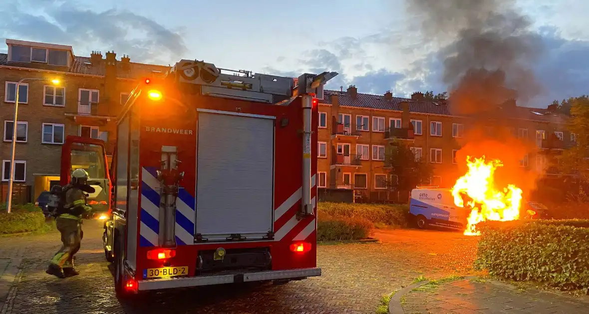 Autobrand verwoest voorkant busje