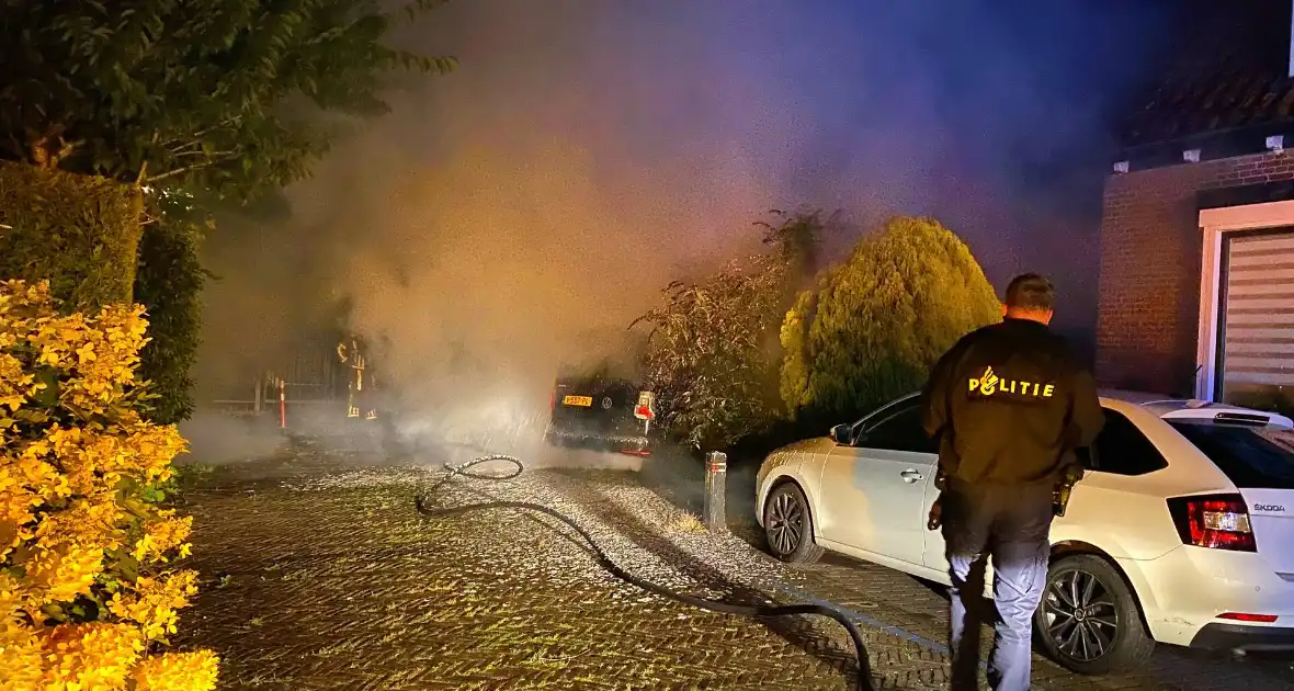 Autobrand verwoest voorkant busje - Foto 10