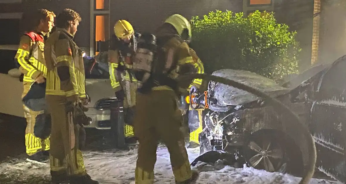 Autobrand verwoest voorkant busje - Foto 12