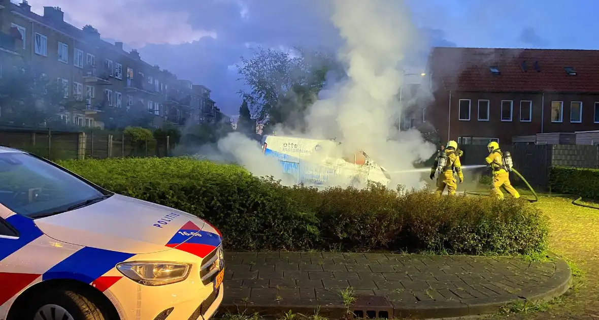 Autobrand verwoest voorkant busje - Foto 13