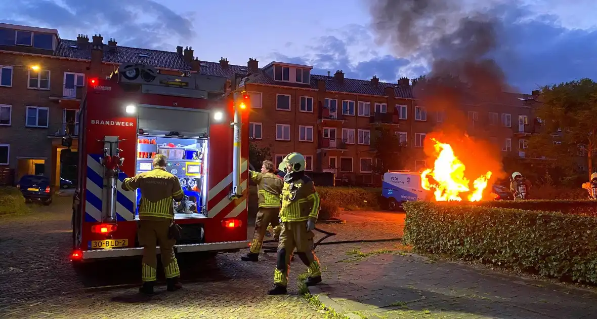 Autobrand verwoest voorkant busje - Foto 14