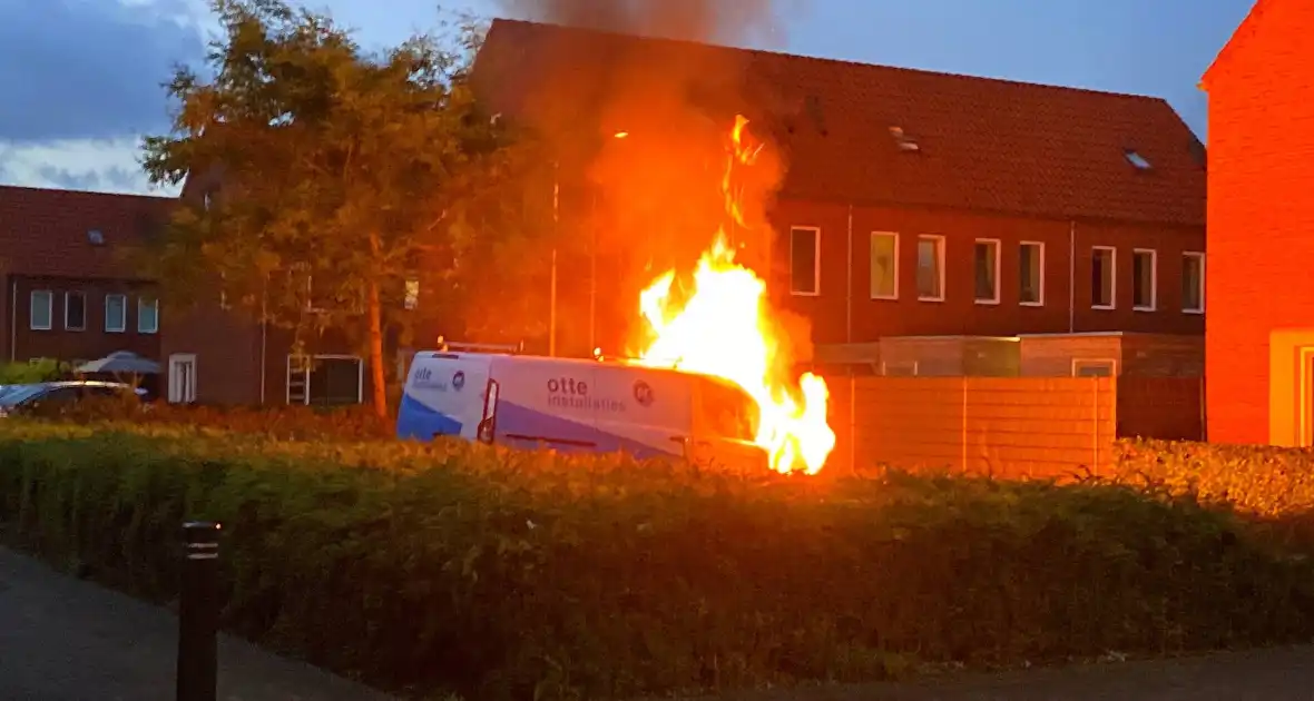 Autobrand verwoest voorkant busje - Foto 15