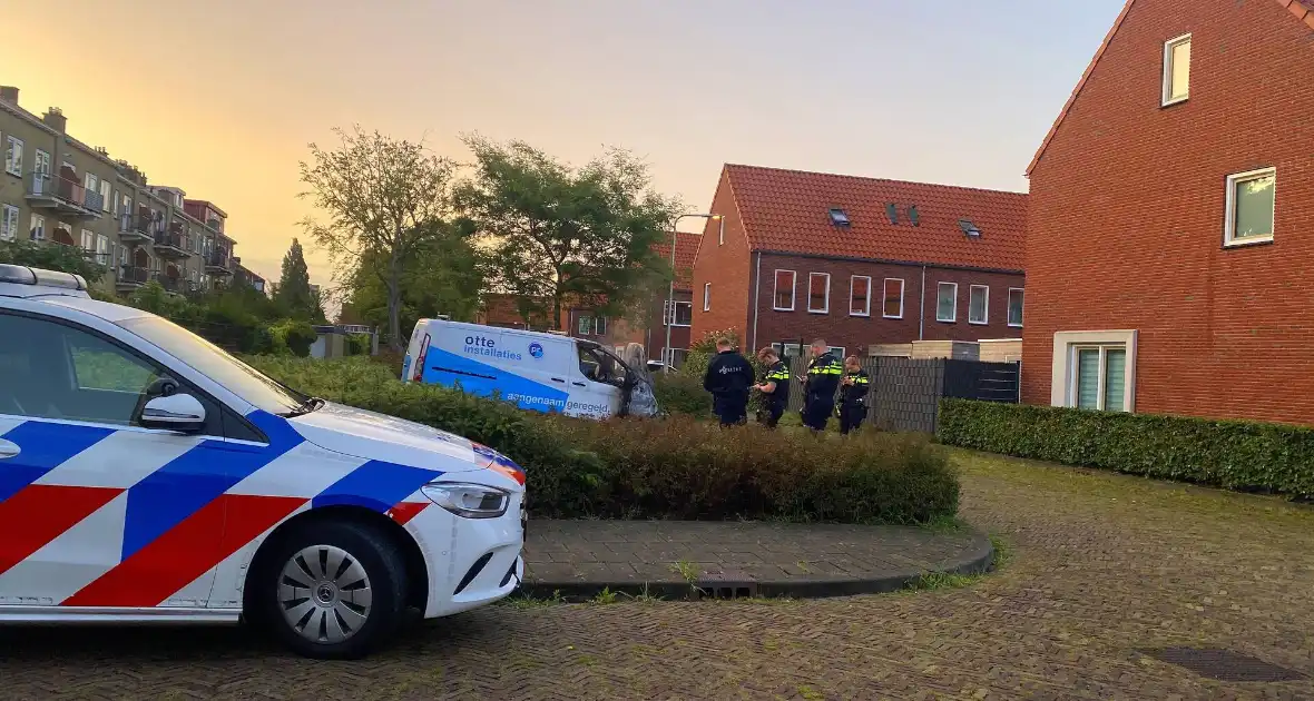 Autobrand verwoest voorkant busje - Foto 16