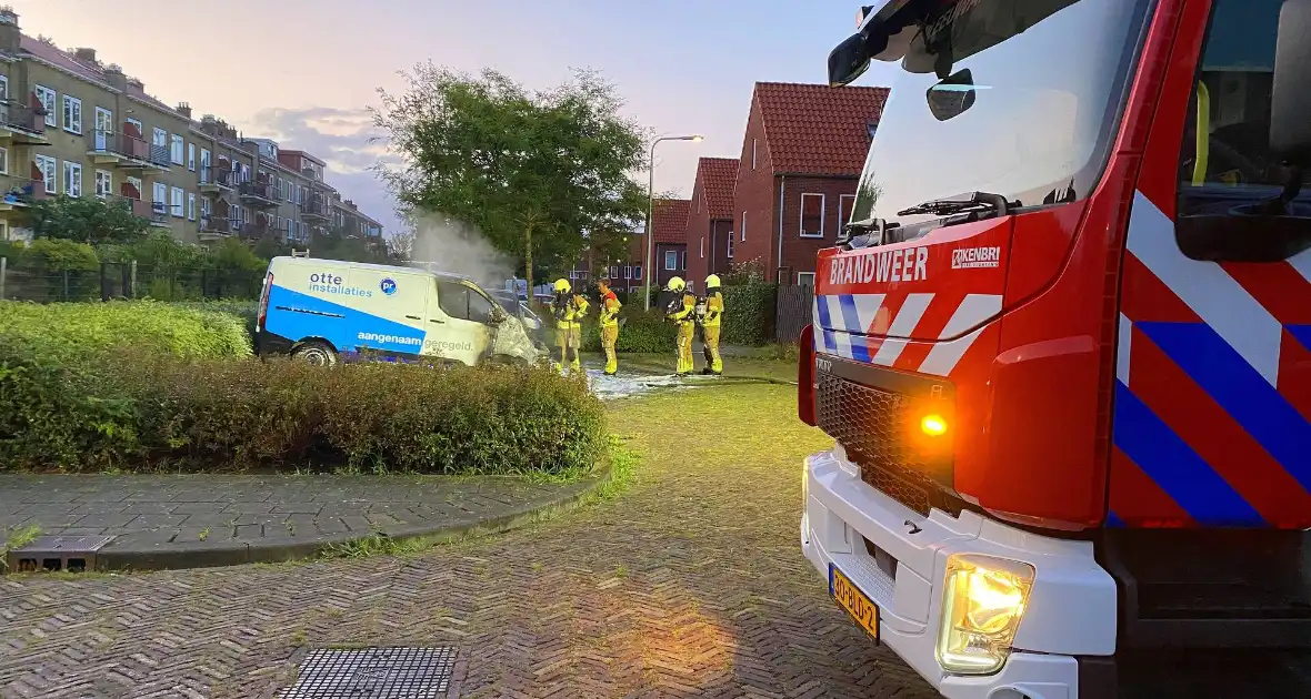 Autobrand verwoest voorkant busje - Foto 18