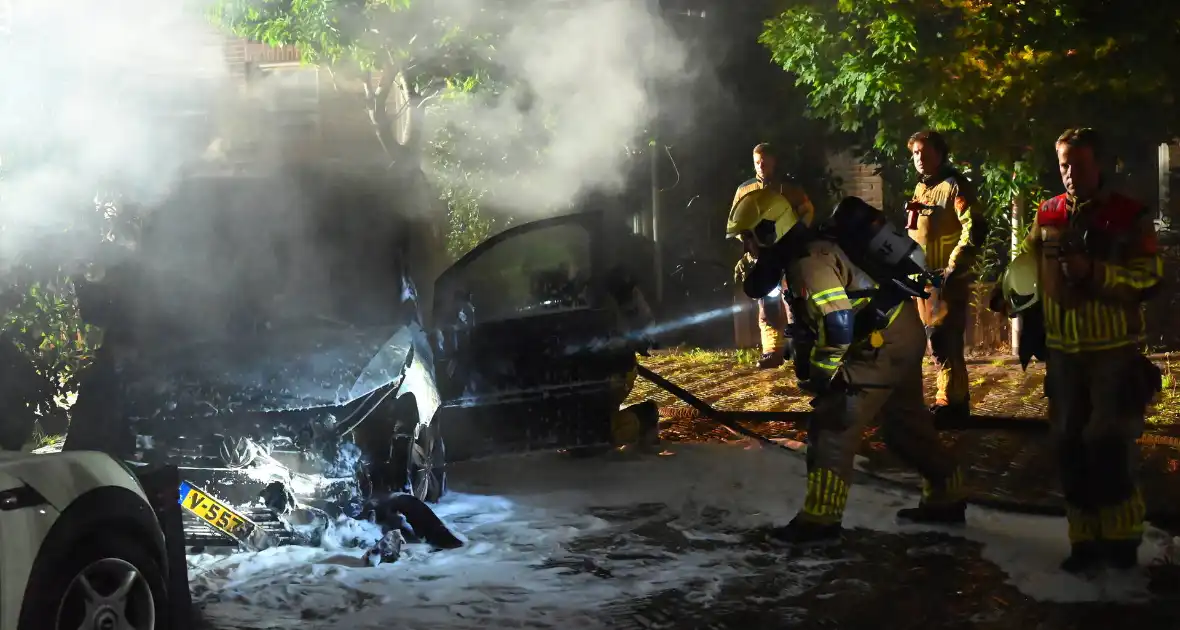 Autobrand verwoest voorkant busje - Foto 20