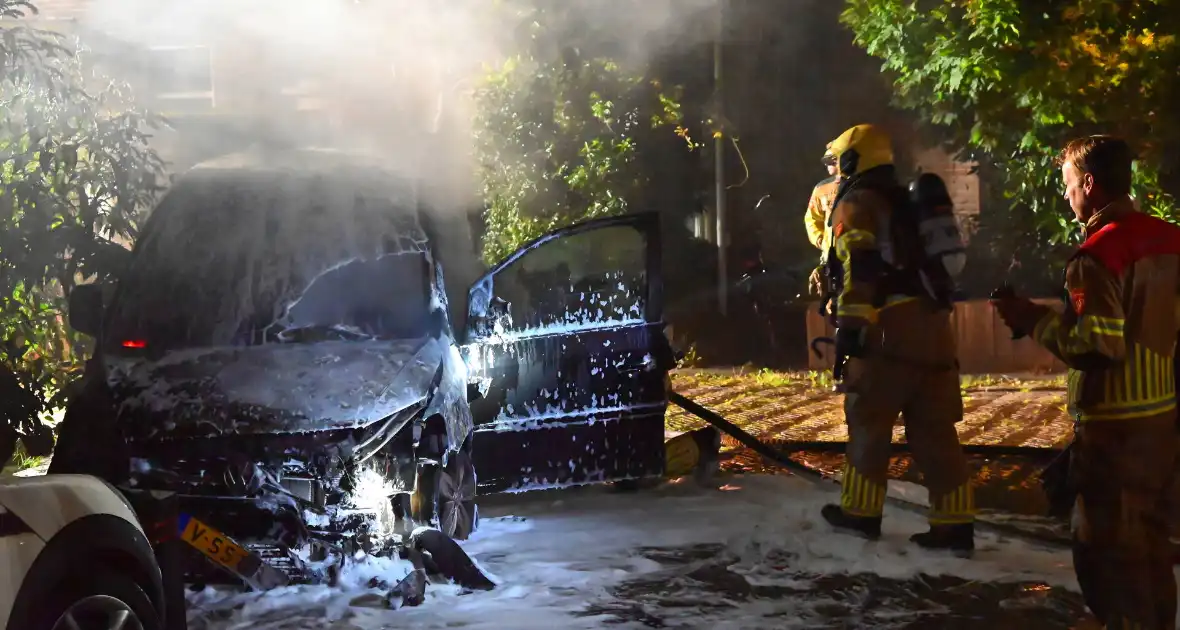 Autobrand verwoest voorkant busje - Foto 21