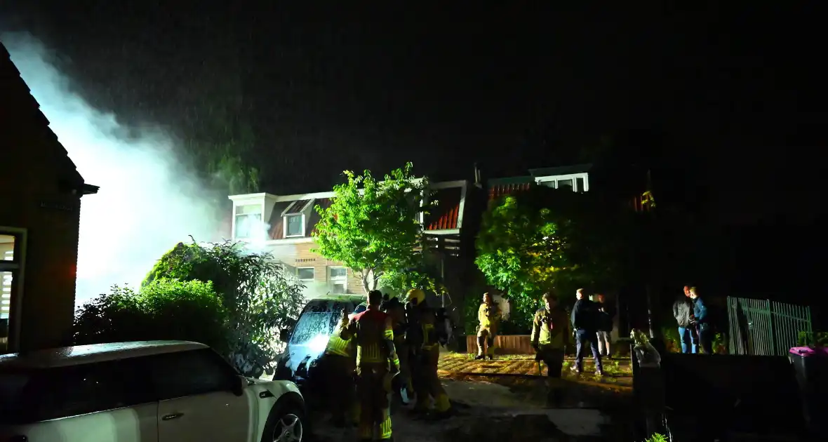 Autobrand verwoest voorkant busje - Foto 23