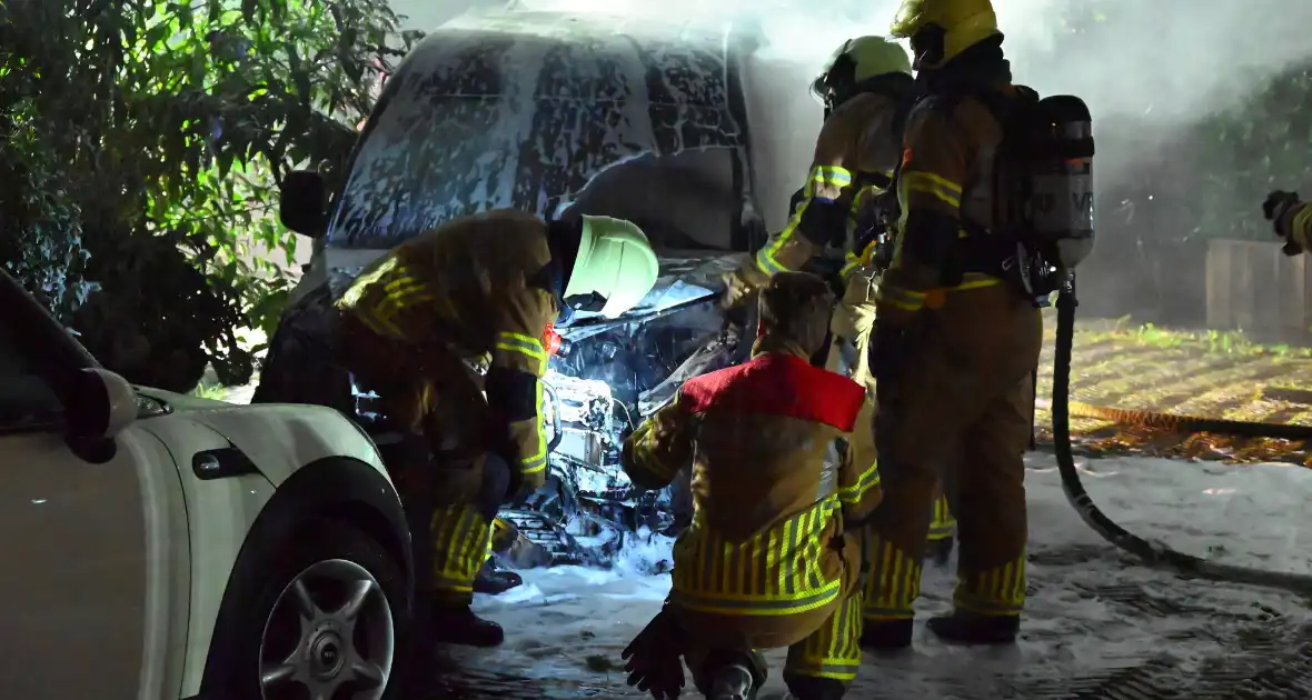 Autobrand verwoest voorkant busje - Foto 24