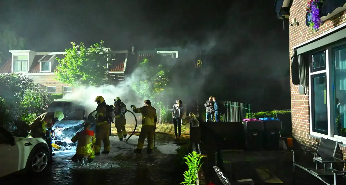 Autobrand verwoest voorkant busje - Foto 25