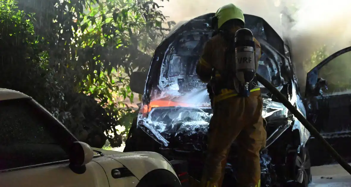 Autobrand verwoest voorkant busje - Foto 26