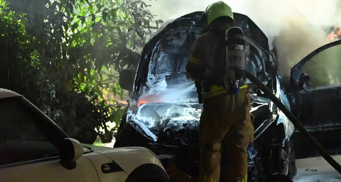 Autobrand verwoest voorkant busje - Foto 27