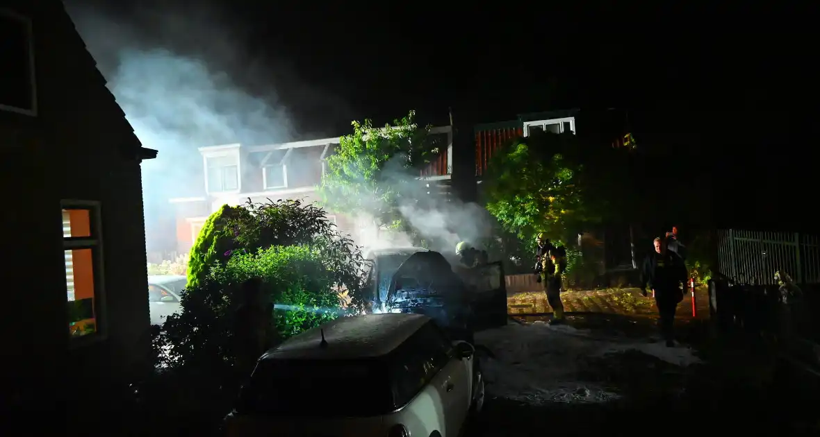 Autobrand verwoest voorkant busje - Foto 29