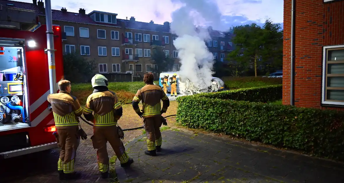 Autobrand verwoest voorkant busje - Foto 3