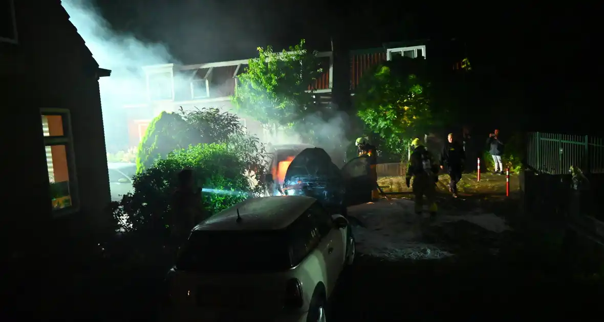 Autobrand verwoest voorkant busje - Foto 30