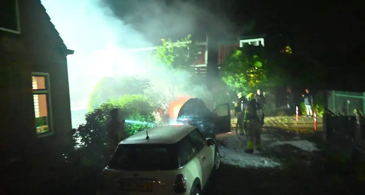 Autobrand verwoest voorkant busje - Foto 31