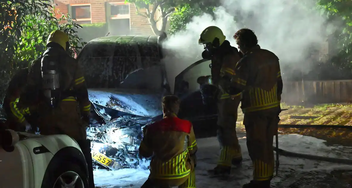 Autobrand verwoest voorkant busje - Foto 34