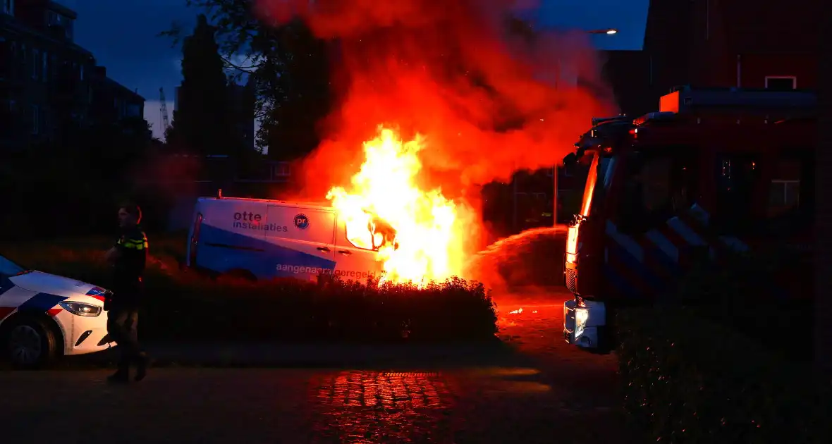 Autobrand verwoest voorkant busje - Foto 35