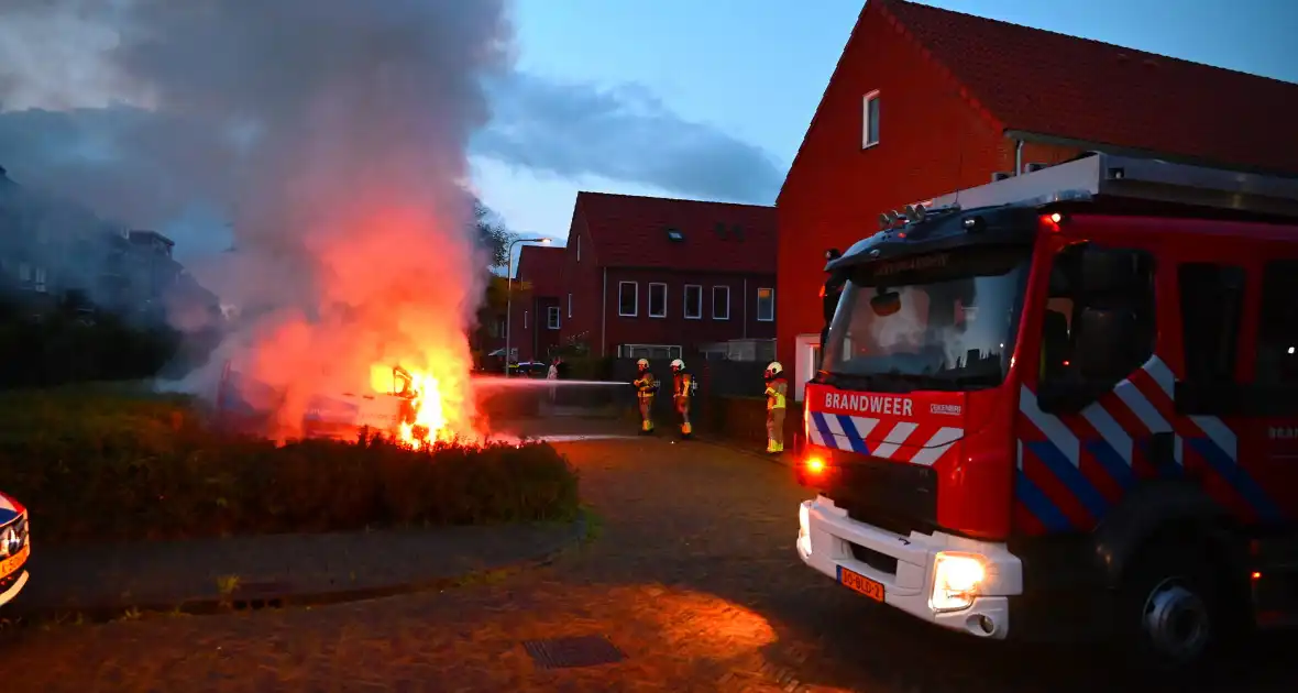 Autobrand verwoest voorkant busje - Foto 37