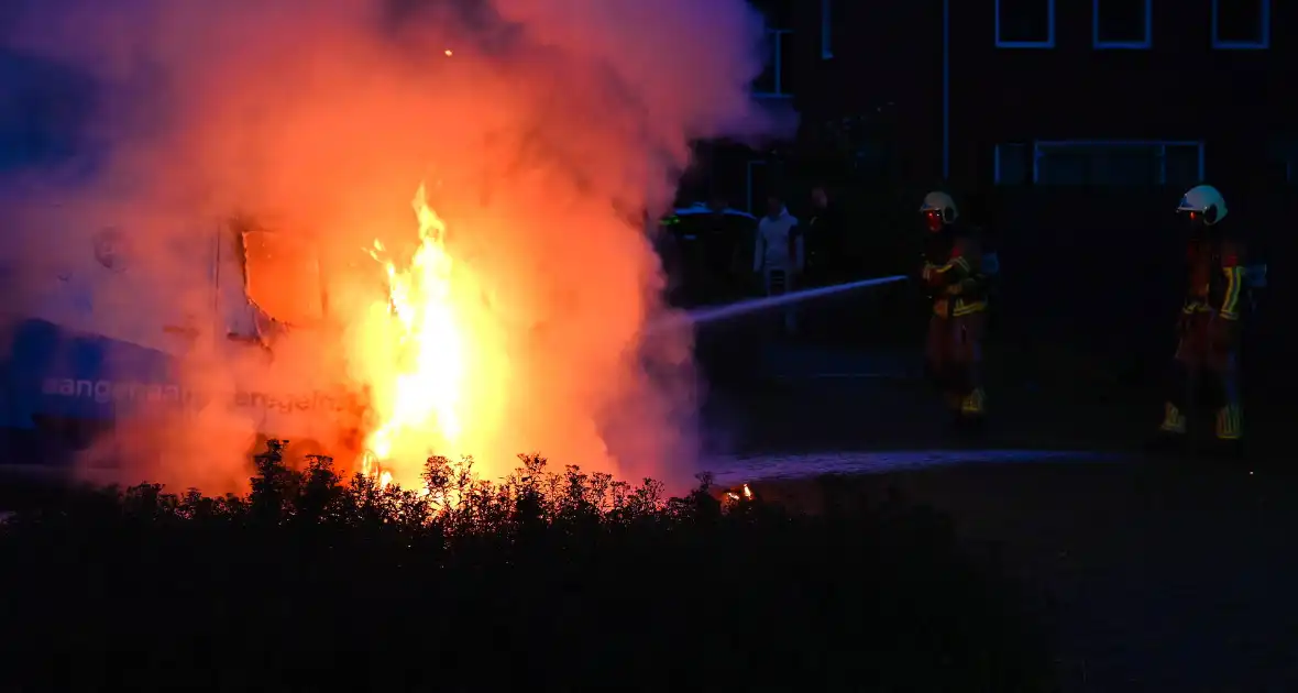 Autobrand verwoest voorkant busje - Foto 38