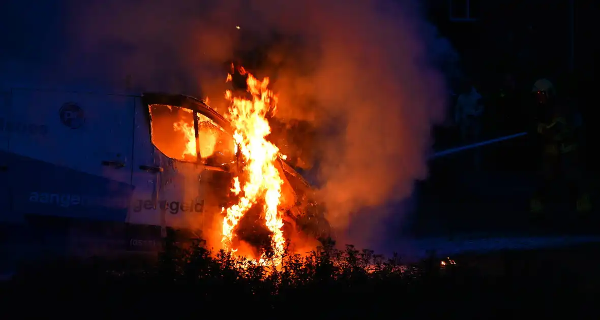 Autobrand verwoest voorkant busje - Foto 39