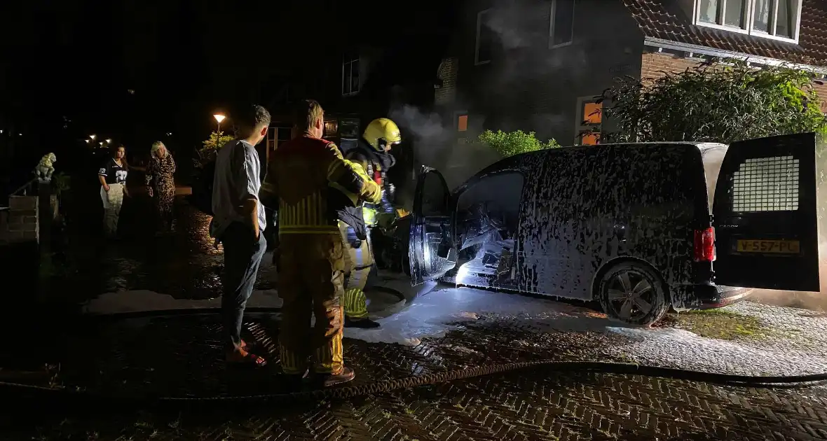 Autobrand verwoest voorkant busje - Foto 4