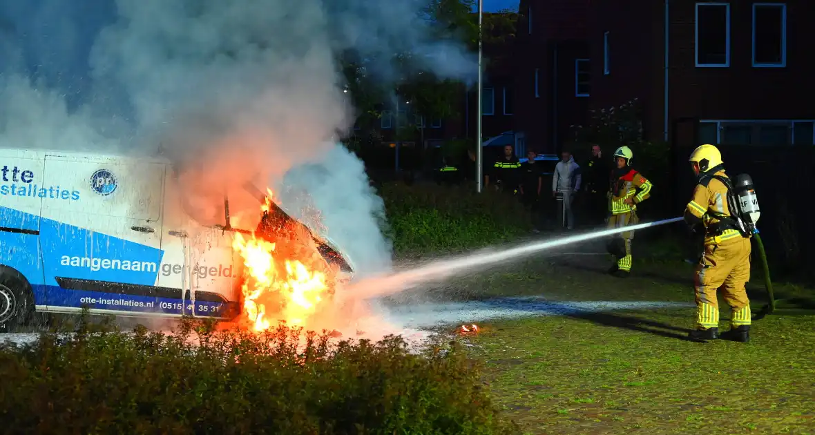 Autobrand verwoest voorkant busje - Foto 40