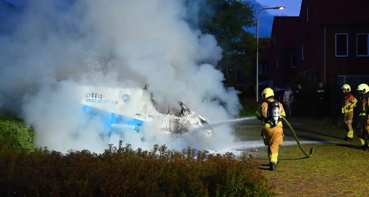Autobrand verwoest voorkant busje - Foto 41