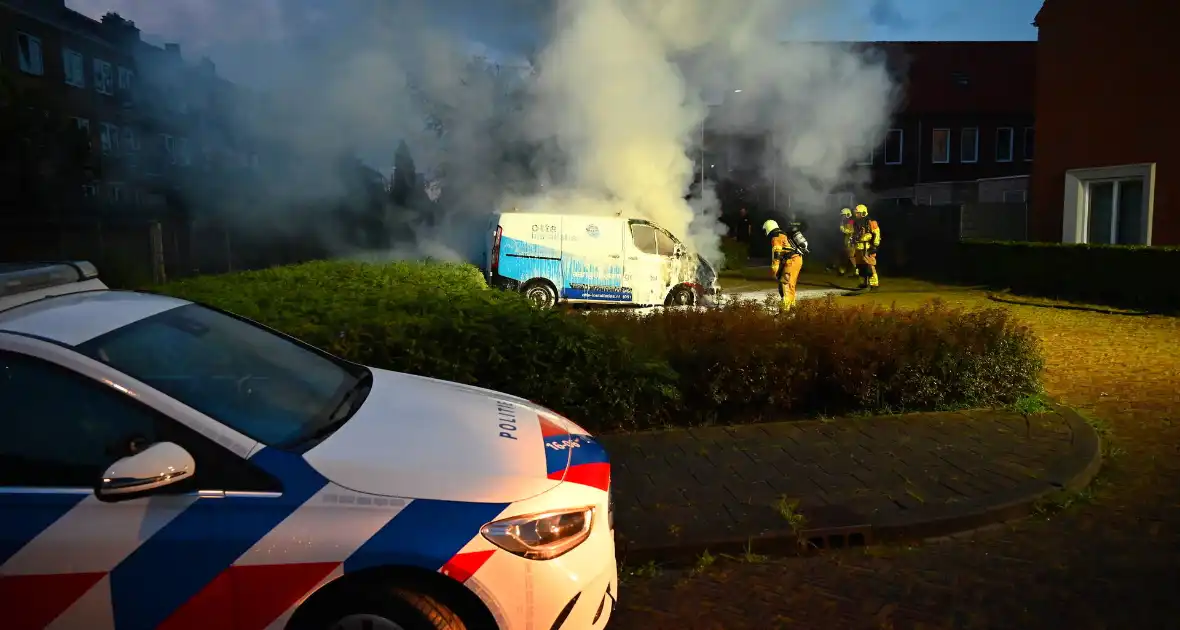 Autobrand verwoest voorkant busje - Foto 42