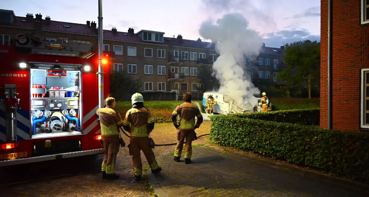 Autobrand verwoest voorkant busje - Foto 44
