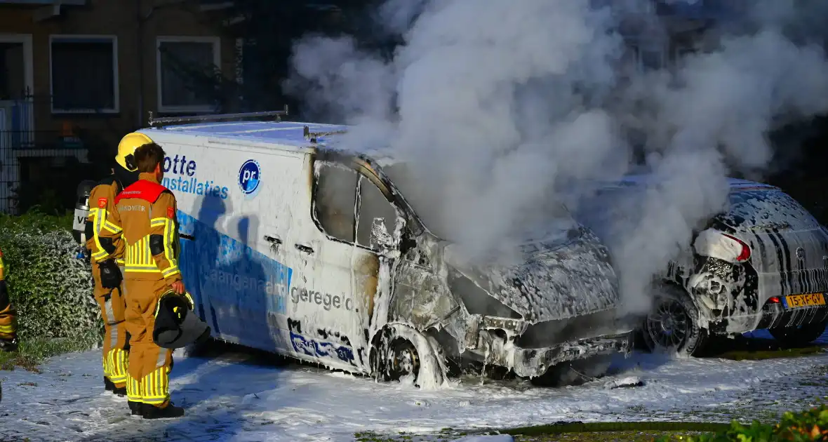 Autobrand verwoest voorkant busje - Foto 45