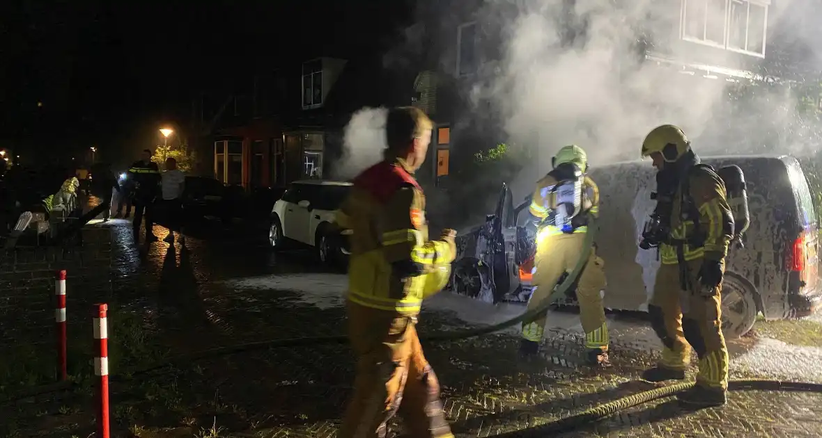 Autobrand verwoest voorkant busje - Foto 5