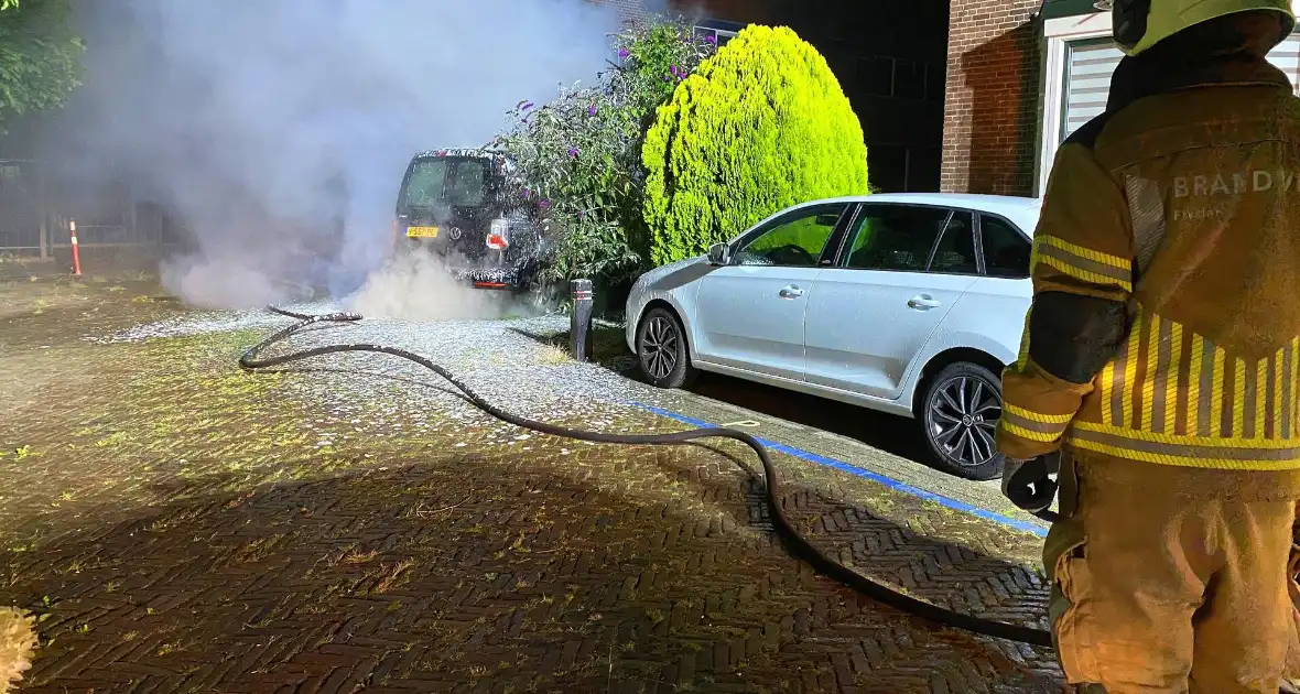 Autobrand verwoest voorkant busje - Foto 6
