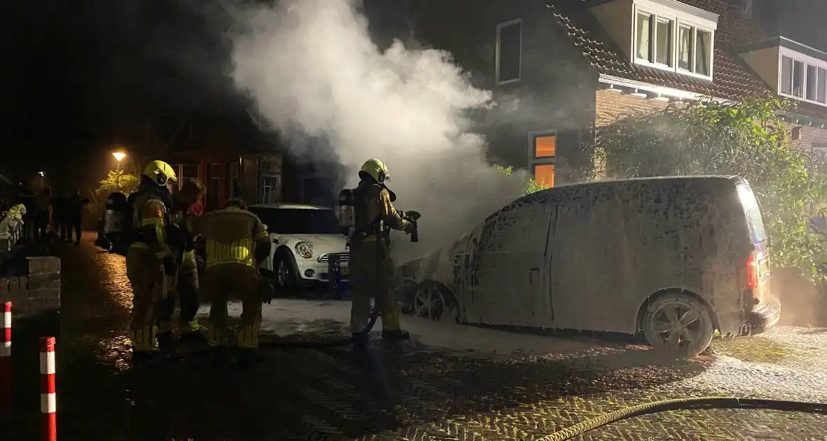 Autobrand verwoest voorkant busje - Foto 7
