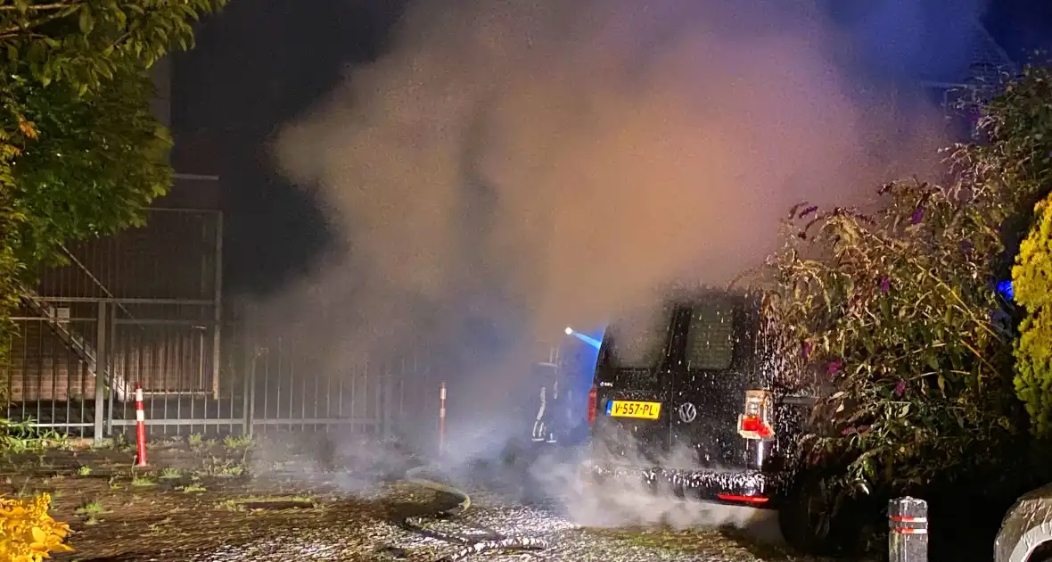 Autobrand verwoest voorkant busje - Foto 8