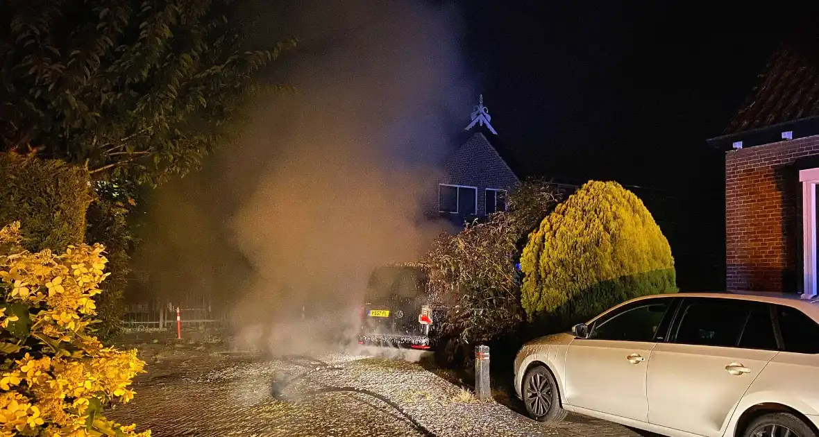 Autobrand verwoest voorkant busje - Foto 9