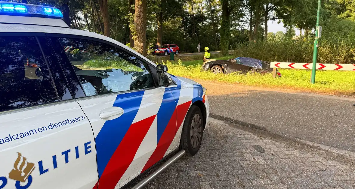 Auto in sloot na aanrijding met gewonde bestuurder