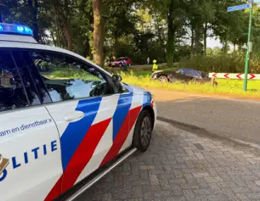 Auto in sloot na aanrijding met gewonde bestuurder