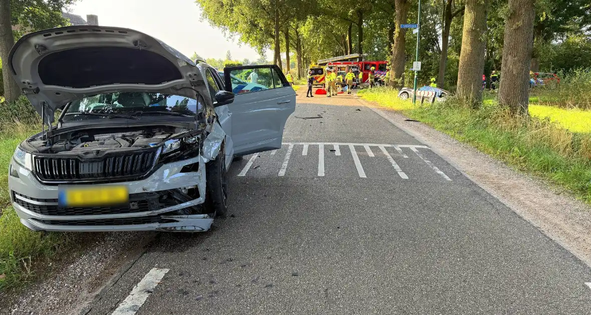 Auto in sloot na aanrijding met gewonde bestuurder - Foto 1