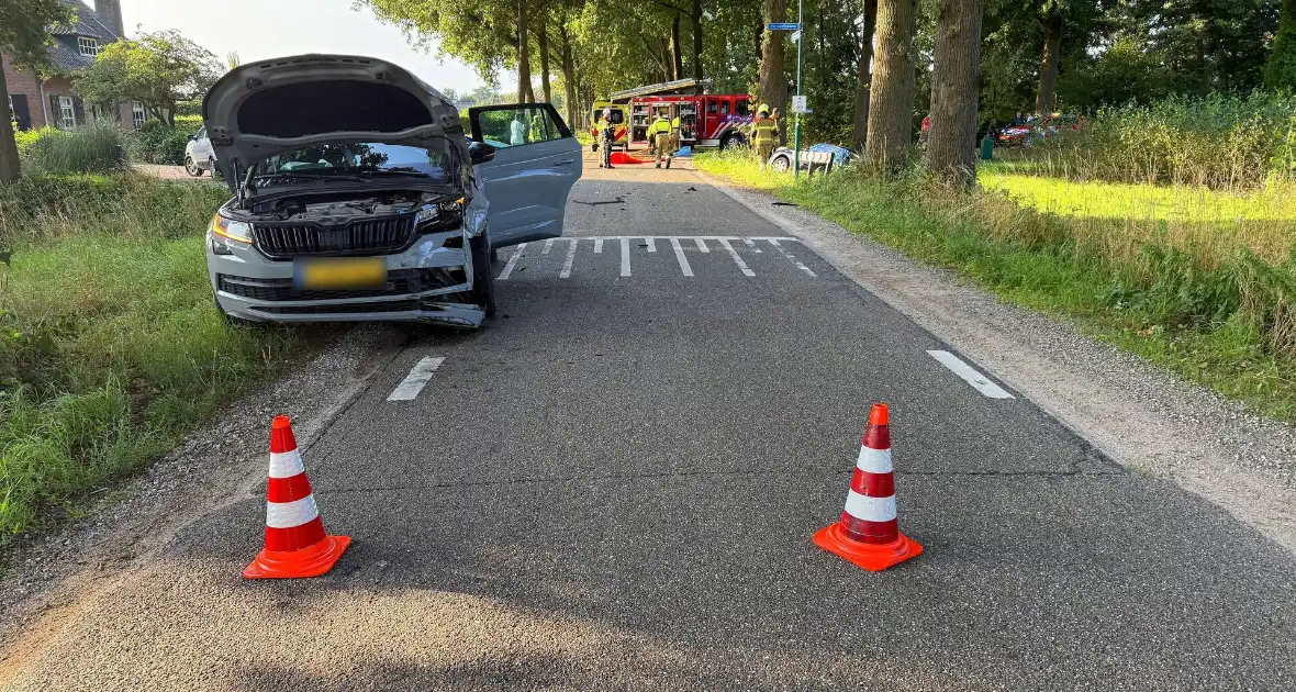 Auto in sloot na aanrijding met gewonde bestuurder - Foto 2